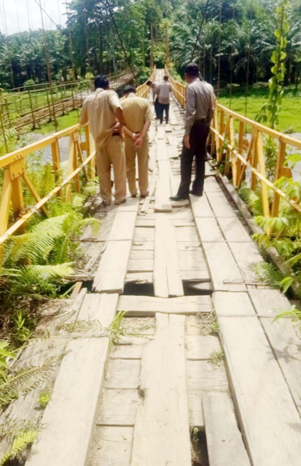 Lantai Jembatan Durian Seginim Lapuk