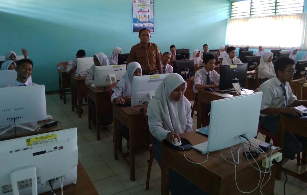 SMAN 8 BU Dapat Bantuan 27 Komputer