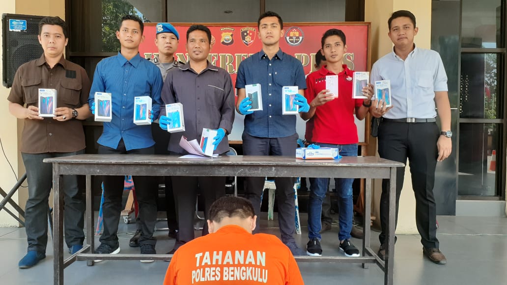 Bawa Kabur 11 Unit Handphone, Pembobol Counter Ditembak