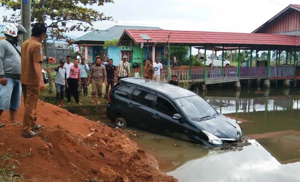 Mobnas Sekretaris dan Kabid Nyungsep