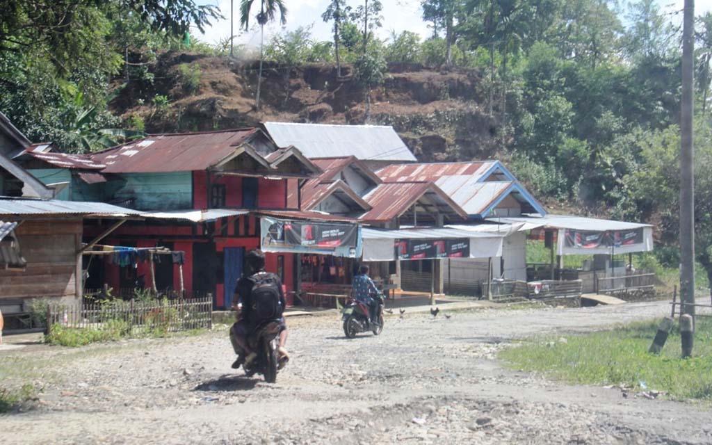 Jalan Objek Wisata Rusak