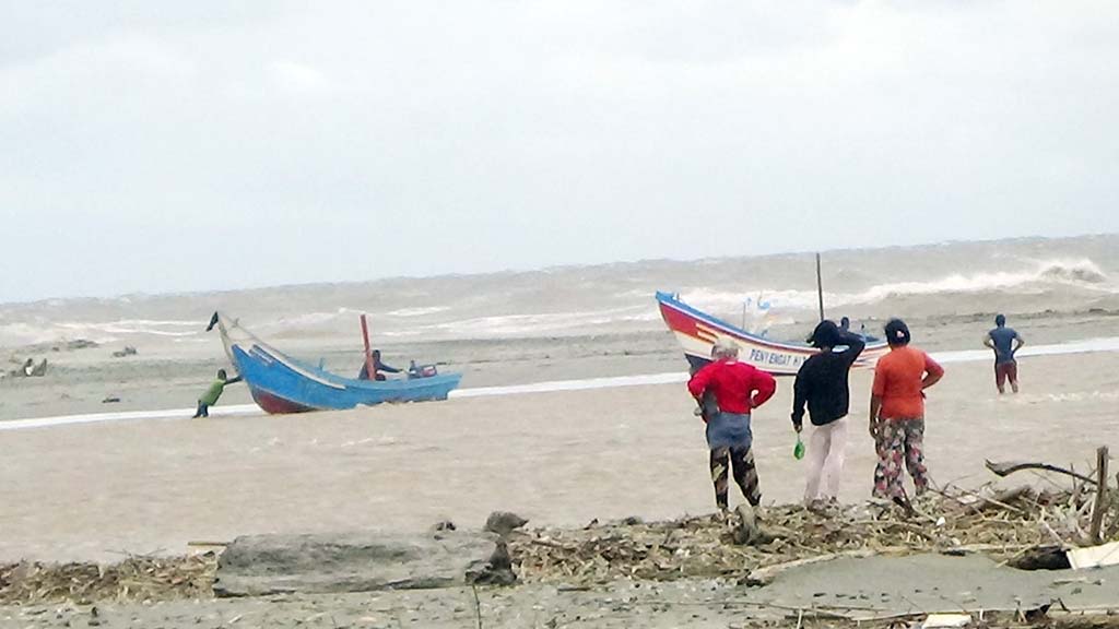 Cuaca Ekstrim, Puluhan Nelayan Terjebak