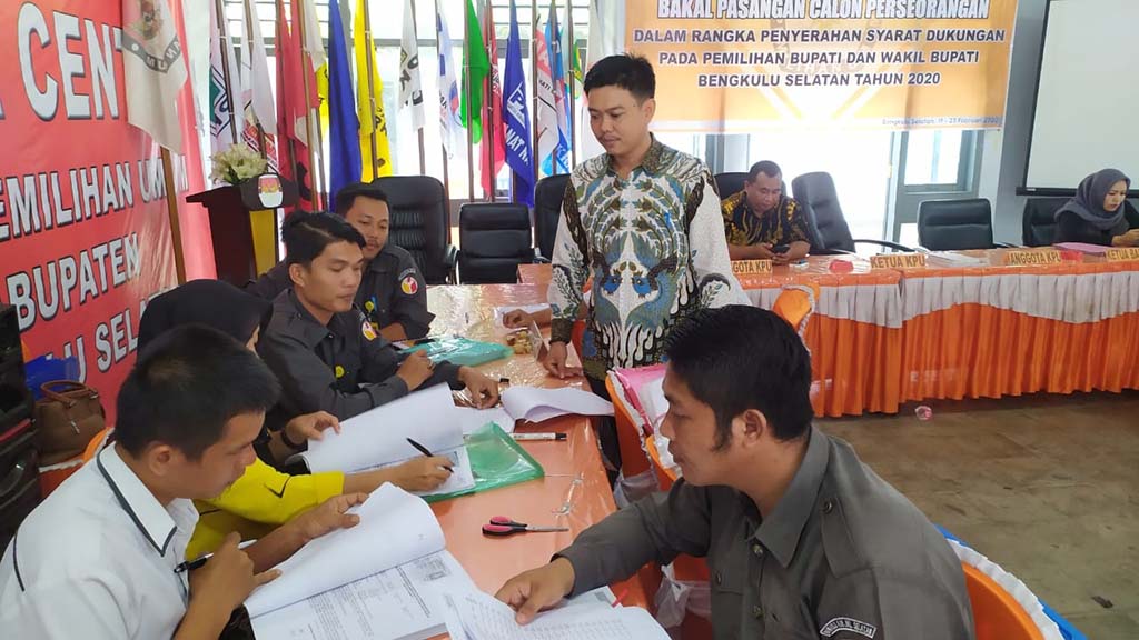 Bambang-Jauhari Serahkan 11.713 Fotokopi KTP