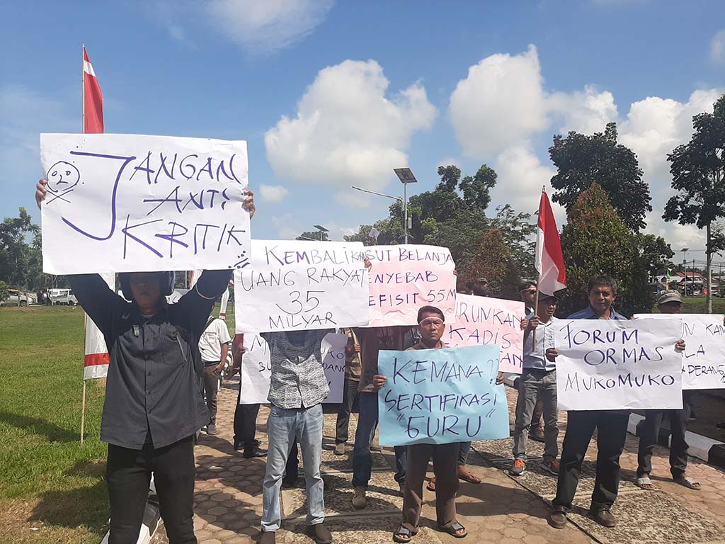 Aksi Demo Warnai HUT Mukomuko