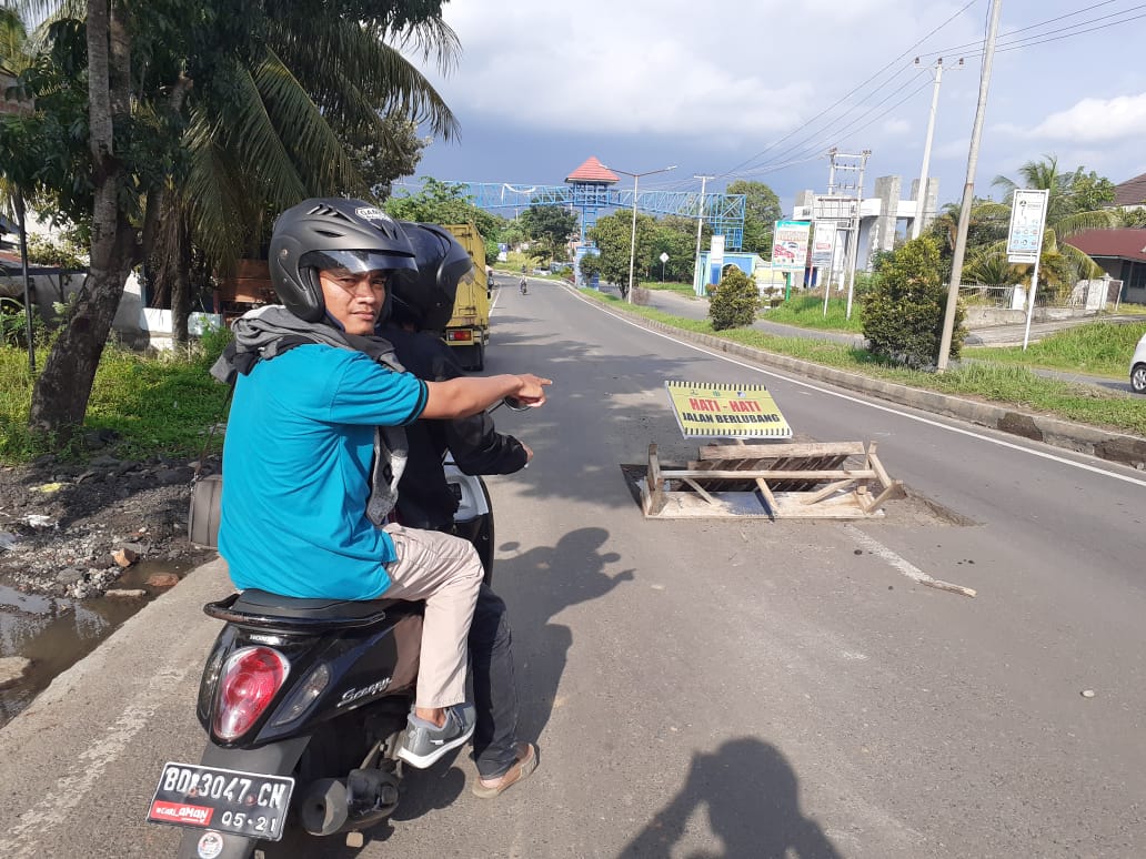 Galian Jalan di Simpang Nakau Berpotensi Sebabkan Kecelakaan