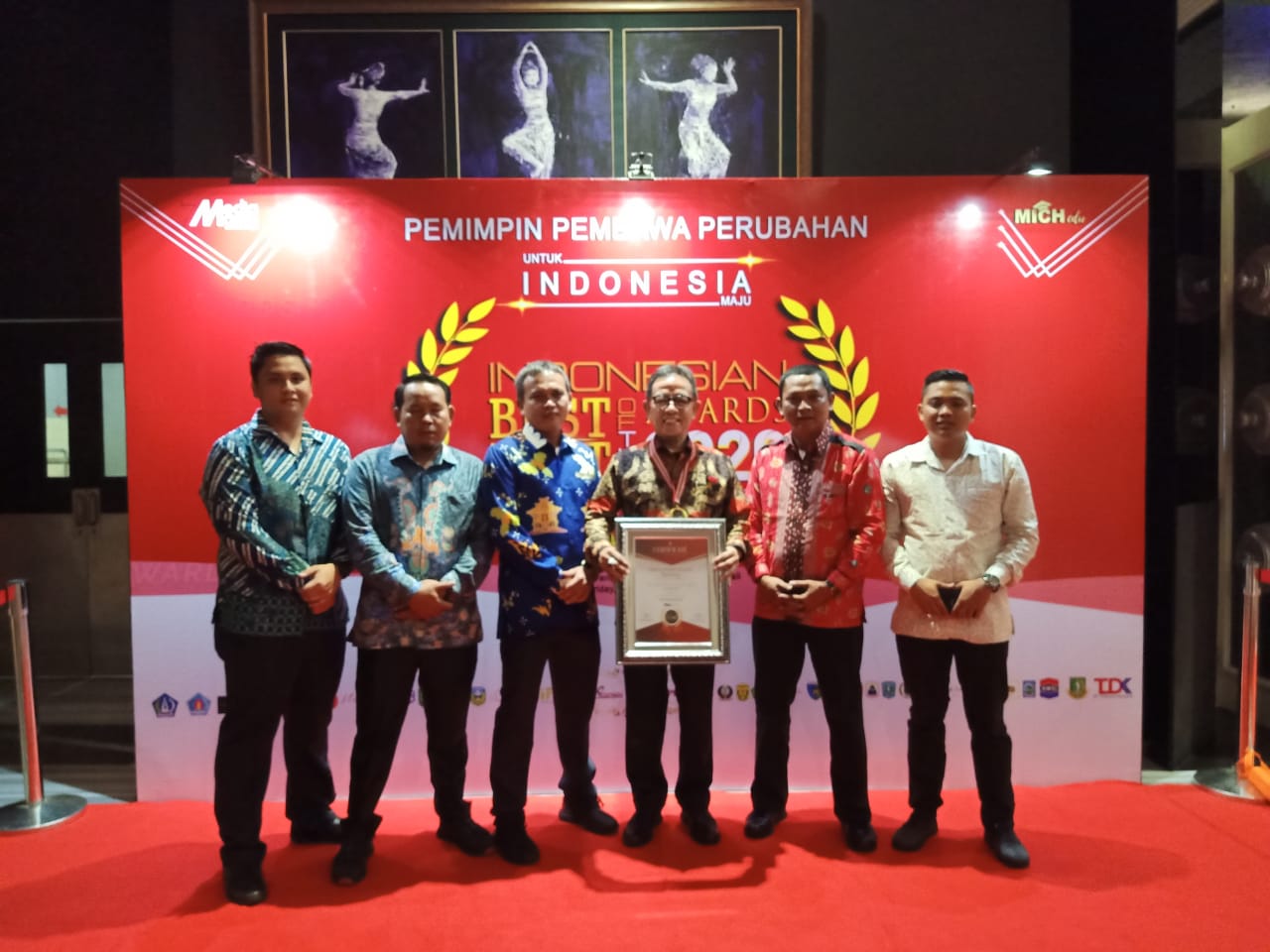 Bupati Kepahiang Terima Penghargaan Best Regent Performance Of The Year 2020