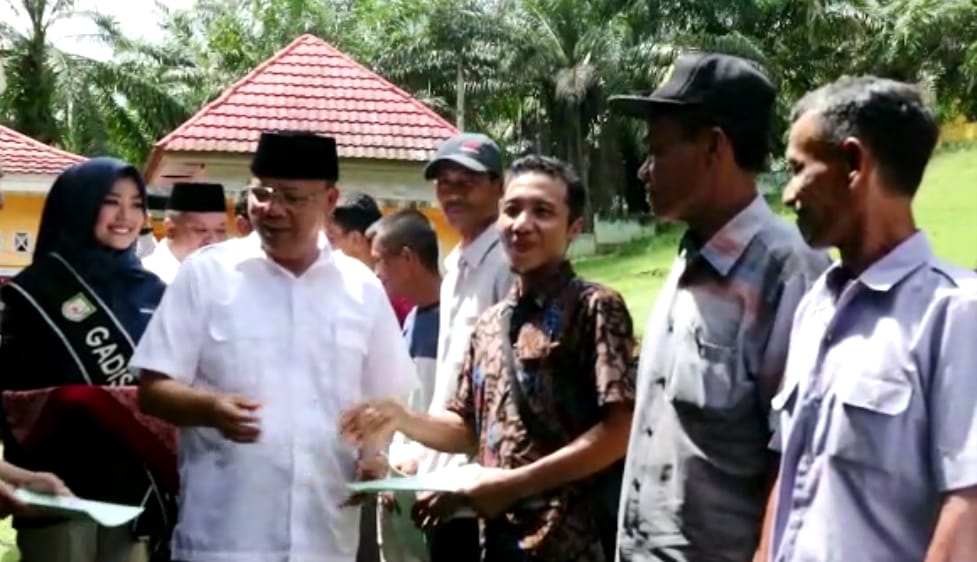 Rohidin Bagikan 988 Sertifikat Tanah di Bengkulu Selatan