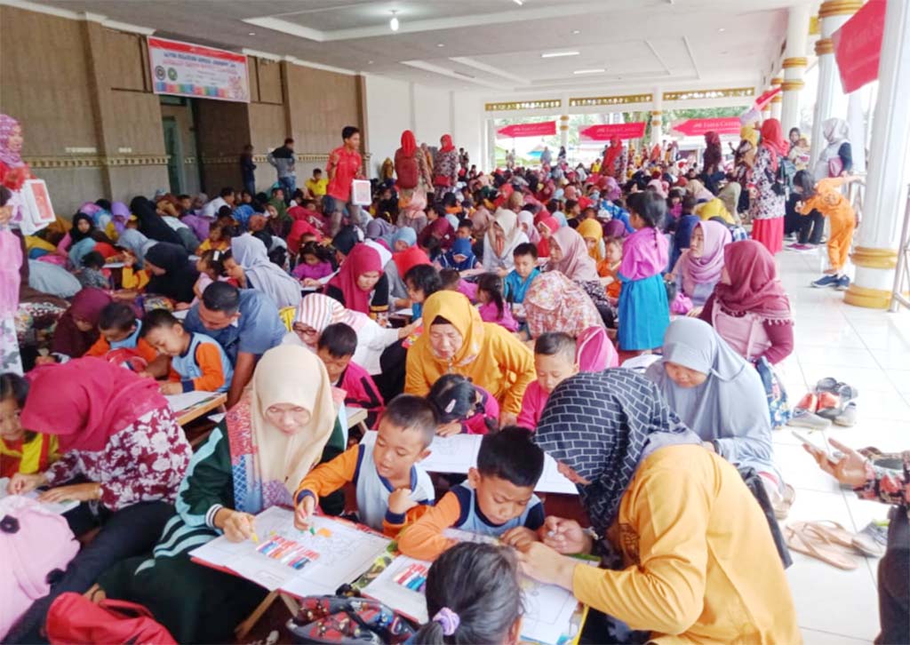 Ribuan Ibu dan Anak Lomba Mewarnai