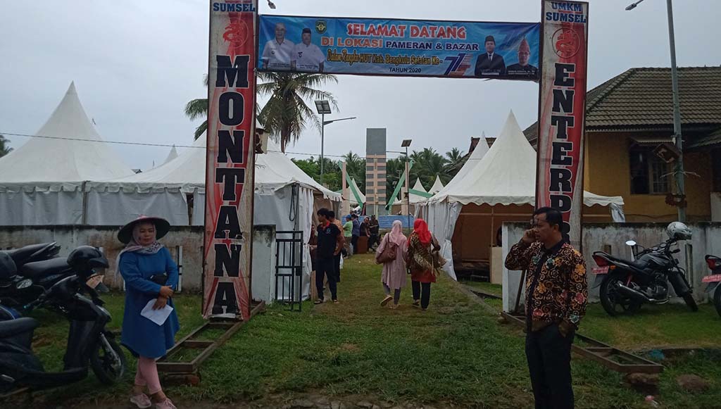 Sabtu, Bazar dan Pameran Dimulai