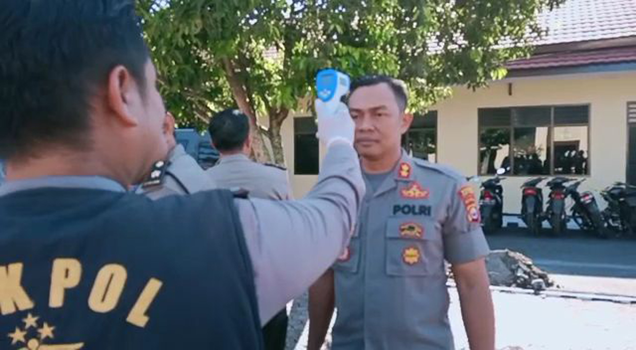 Periksa Suhu Tubuh dan Semprot Disinfektan