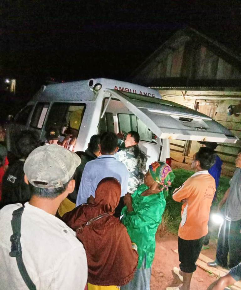 Anggota Polsek Nasal Gotong Jenazah 6 Km