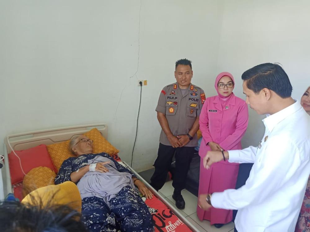 Besuk Mertua Bupati Kapolres Doakan Cepat Sembuh