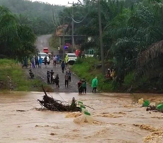 Banjir,  Akses Jalan Wilayah Desa Sebayur Terputus