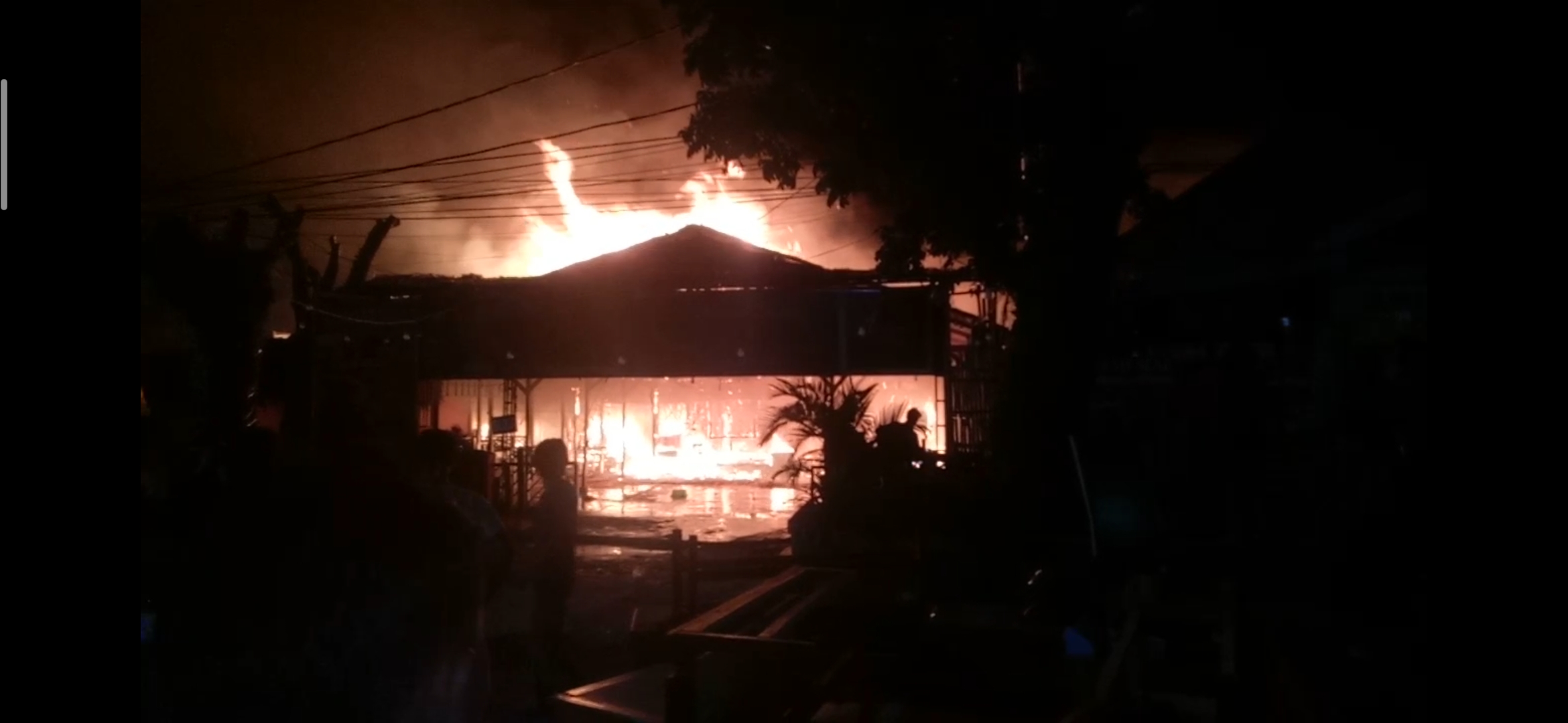 Kedai Bandung di Padang Jati Terbakar Hebat