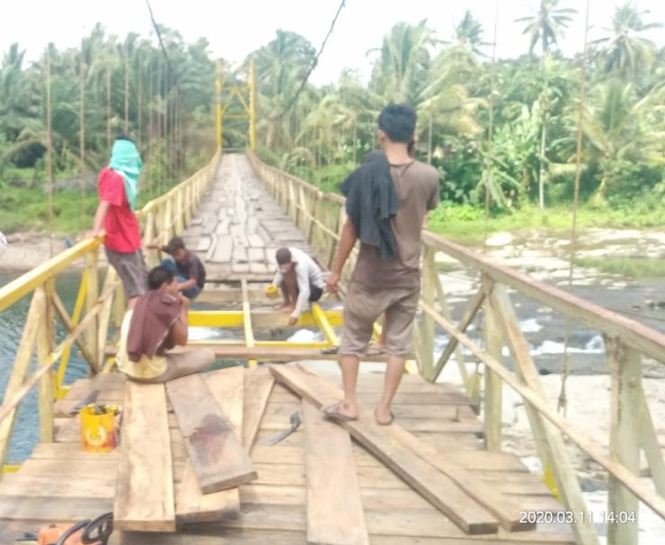 Warga Kembali Ganti Lantai Jembatan