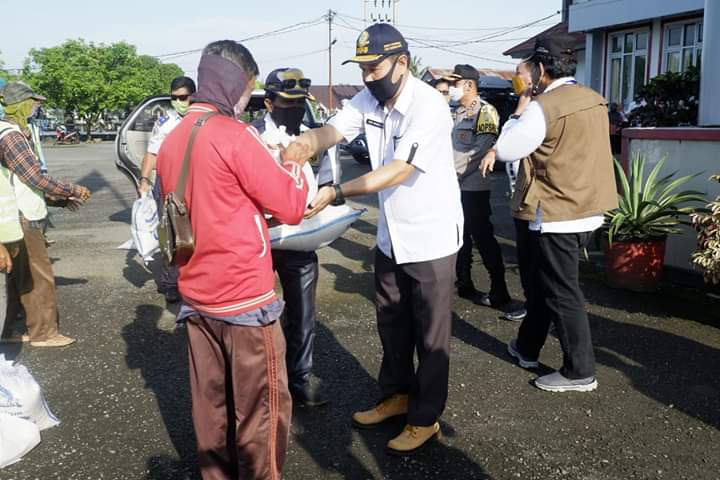 Tukang Ojek dan Parkir di BU Diberi Sembako