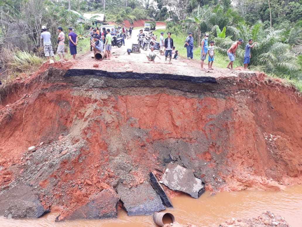 Jalinbar Desa Bukit Makmur Putus, Pengguna Jalan Disarankan Lewati Jalan Alternatif