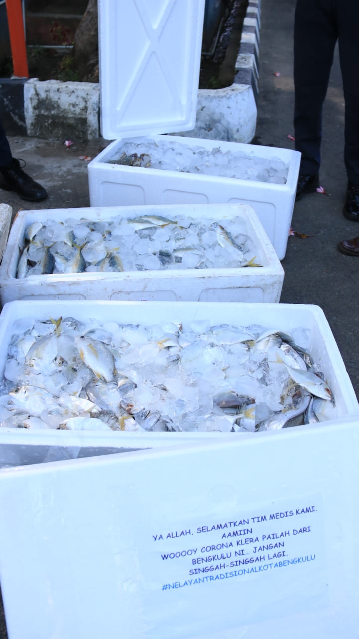 Peduli Sesama, Nelayan Bengkulu Bagikan 90 Kg Ikan untuk Paramedis