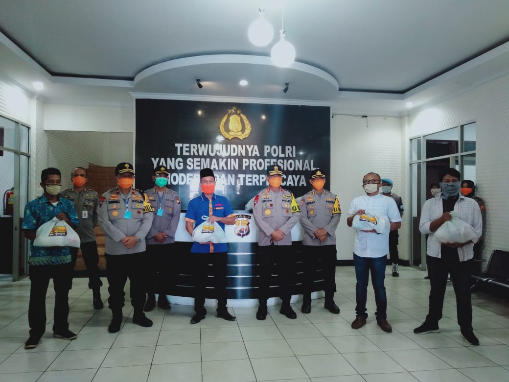 Kapolda Berbagi 300 Paket Sembako ke Asosiasi Media Online Bengkulu