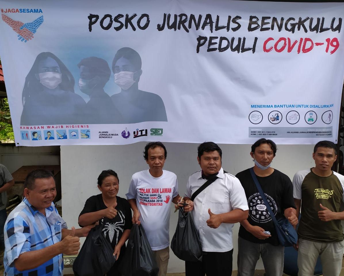 Jurnalis Muda Bengkulu Bagi Sembako dan APD