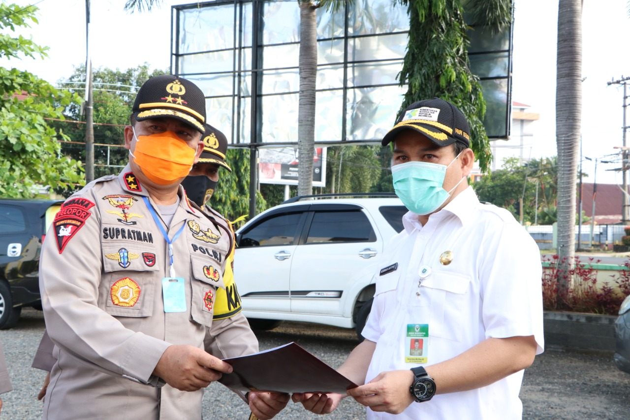 Kapolda Berikan Piagam Penghargaan Kepada Tim Teknis Medis Lab Dinkes Provinsi