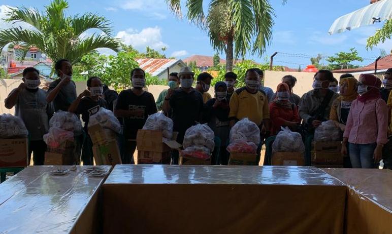 Dewan Provinsi Usin Abdisyah Bagikan Masker dan Sabun 