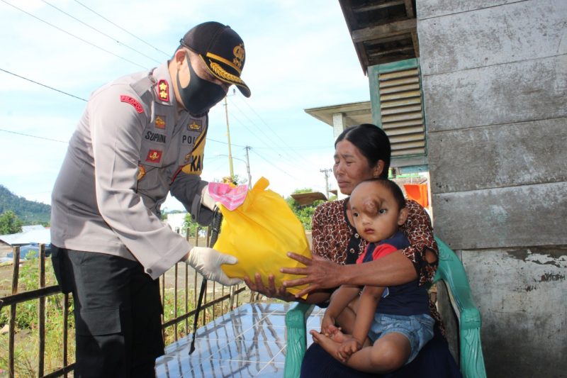 Kapolres Pimpin Pembagian Bantuan Serentak