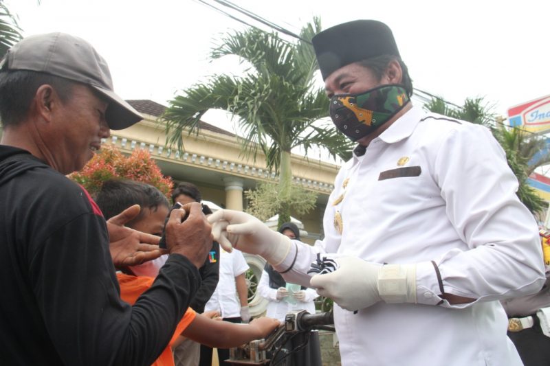 Bupati Lebong Bagikan 10 Ribu Masker