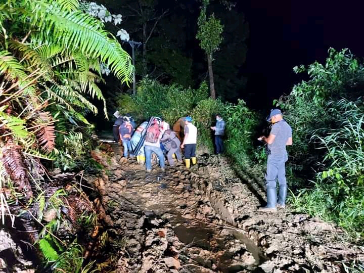 Puluhan Kendaraan Terjebak Longsor