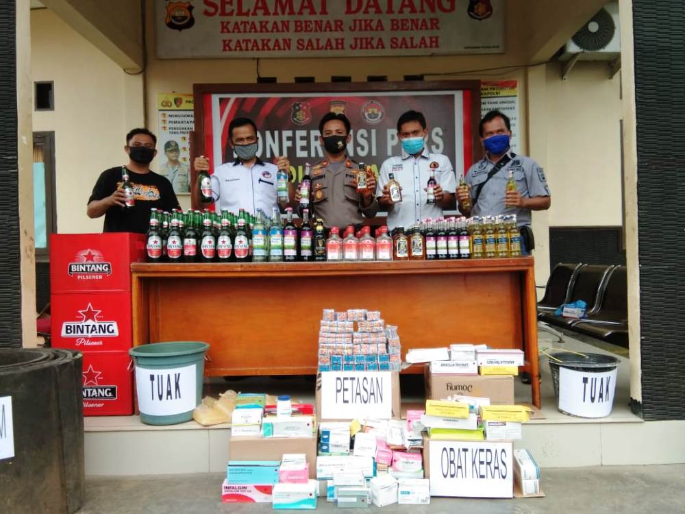 Ratusan Botol Miras dan Obat Ilegal Disita