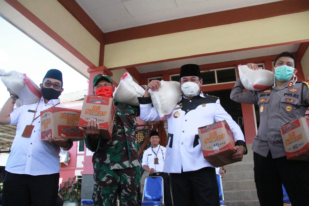 Gubernur Borong Dagangan, Bupati Bagikan Sembako