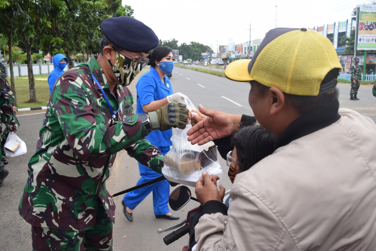 Lanal Bersama Jalasenastri Cabang 4 Bengkulu Bagikan Ratusan Takjil