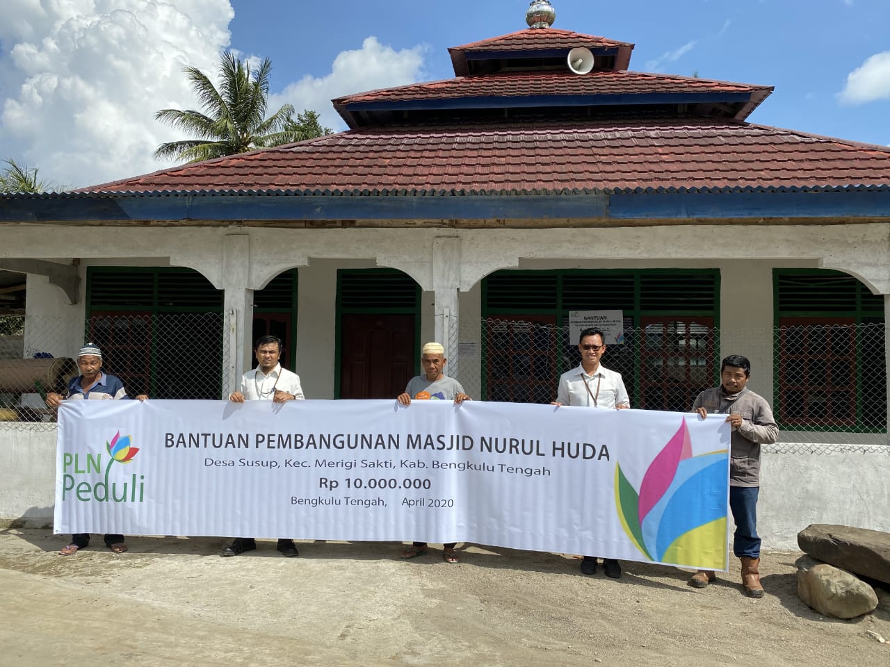 PT PLN UPDK Bengkulu-PLTA Musi Serahkan Bantuan  untuk Pembangunan Masjid Nurul Huda di Desa Susup