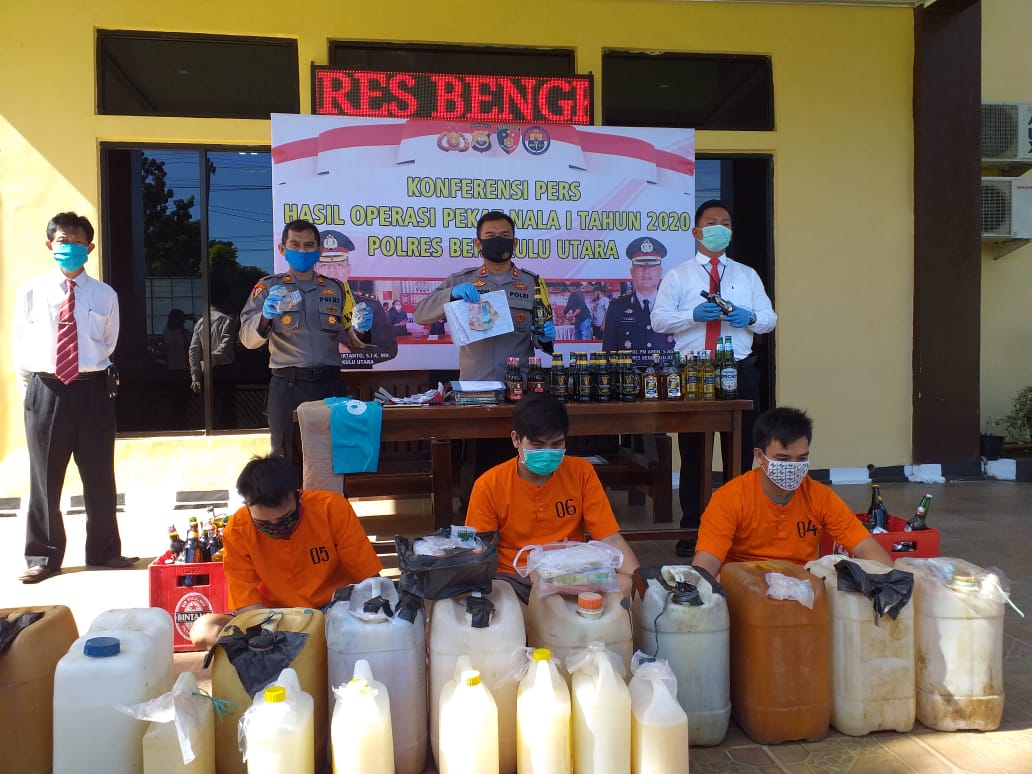 Polres Bengkulu Utara Amankan Ratusan Botol Miras dan Tuak, Serta Ribuan Petasan