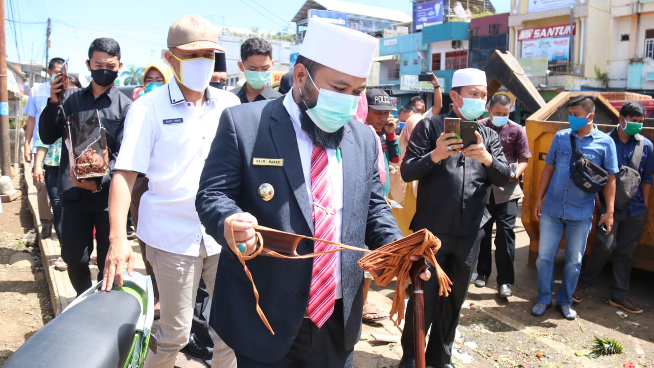 Walikota Bengkulu Bagikan Masker ke Pedagang Pasar Panorama