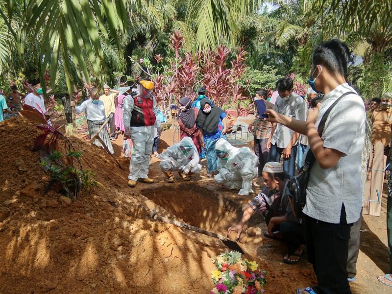 Warga Mukomuko Dimakamkan Ikuti Protap Covid-19