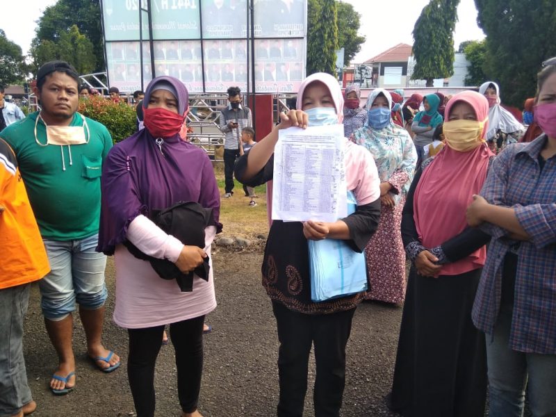 Warga Protes Bansos ke DPRD