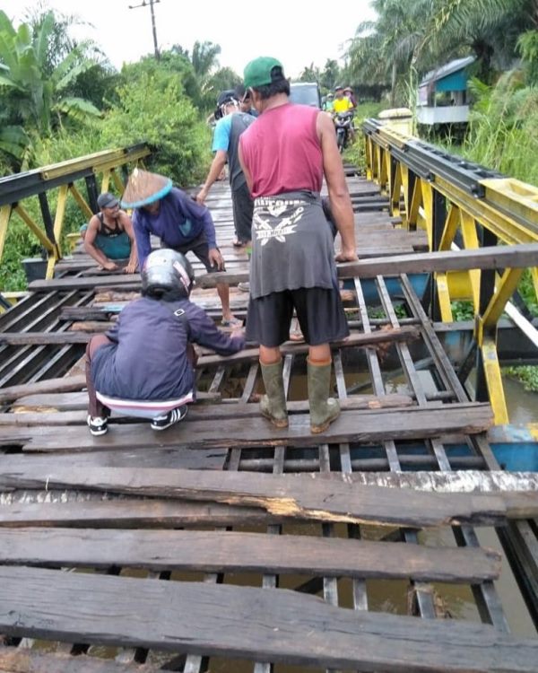 Respon Laporan Warga, PUPR Perbaiki Jembatan