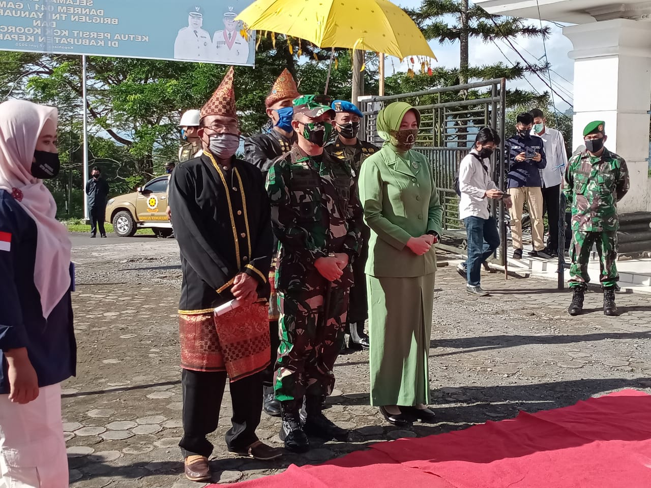 Gunakan Masker Loreng, Danrem Datangi Rumdin Bupati