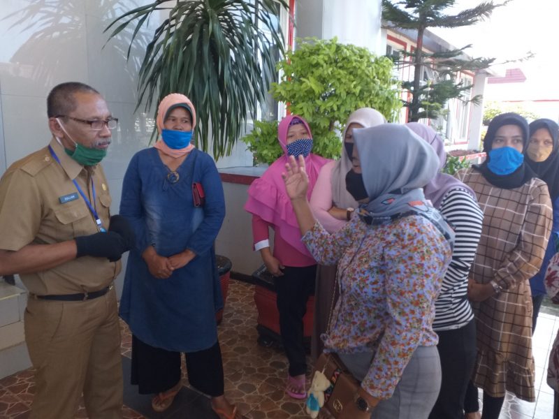 Ibu-ibu Datangi Kantor Bupati BU, Pertanyakan BLT DD Diduga Tidak Tepat Sasaran