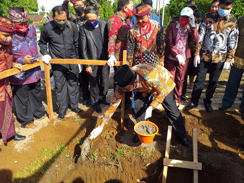 Gapura Desa Kerukunan Umat Dibangun