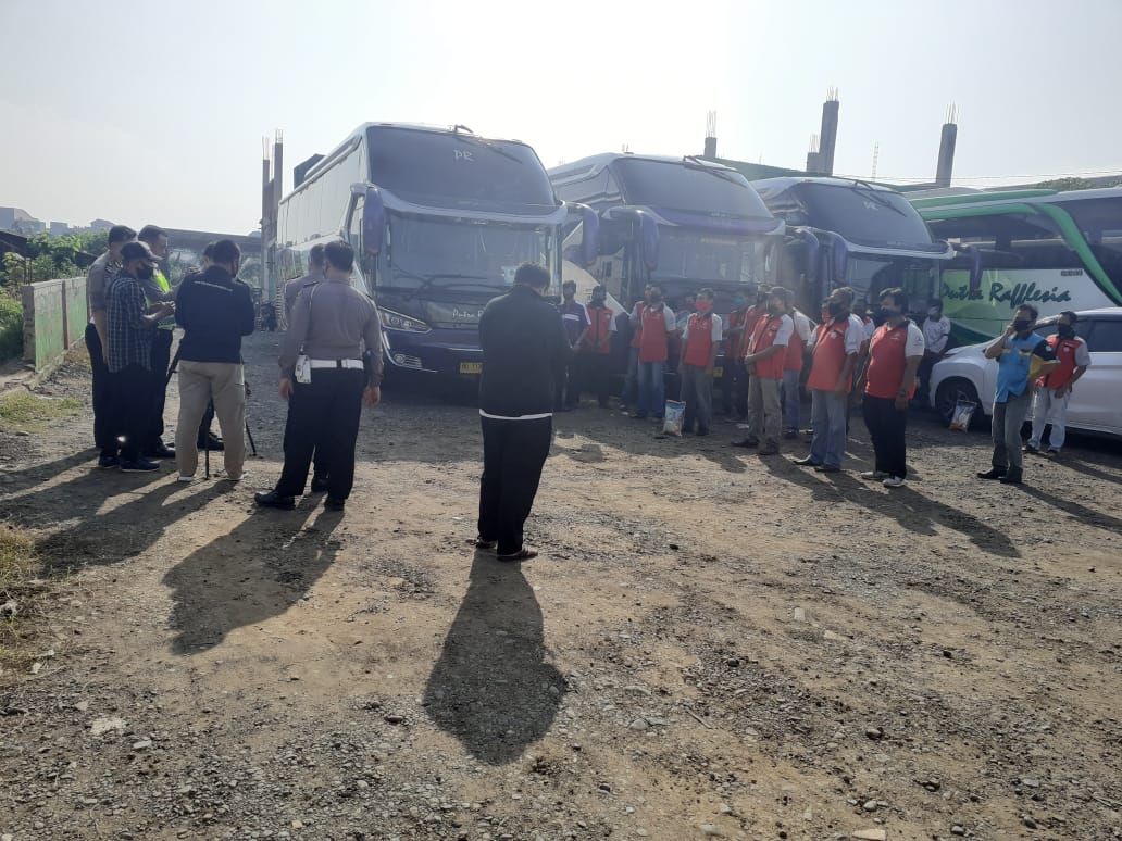 Polda Salurkan Bantuan Kepada Sopir dan Kernet Bus di Kota Bengkulu