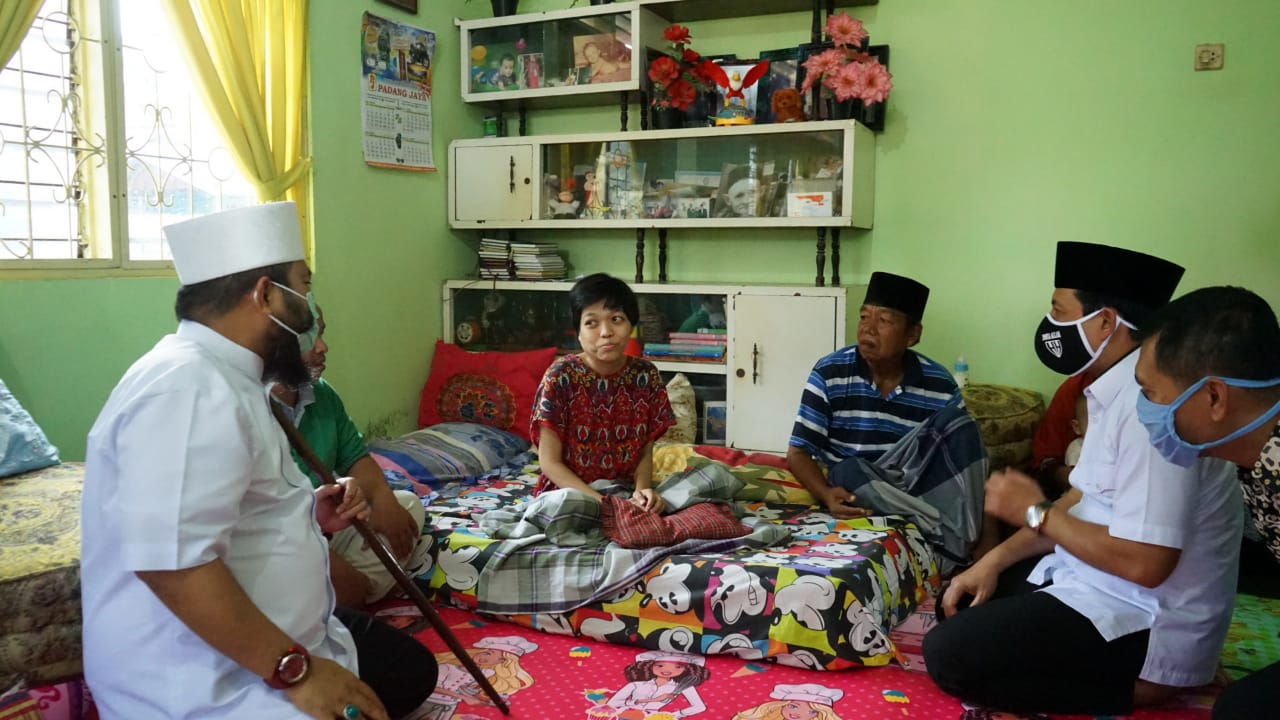 Walikota Bengkulu Besuk dan Berikan Bantuan Warga Sakit di Kelurahan Rawa Makmur