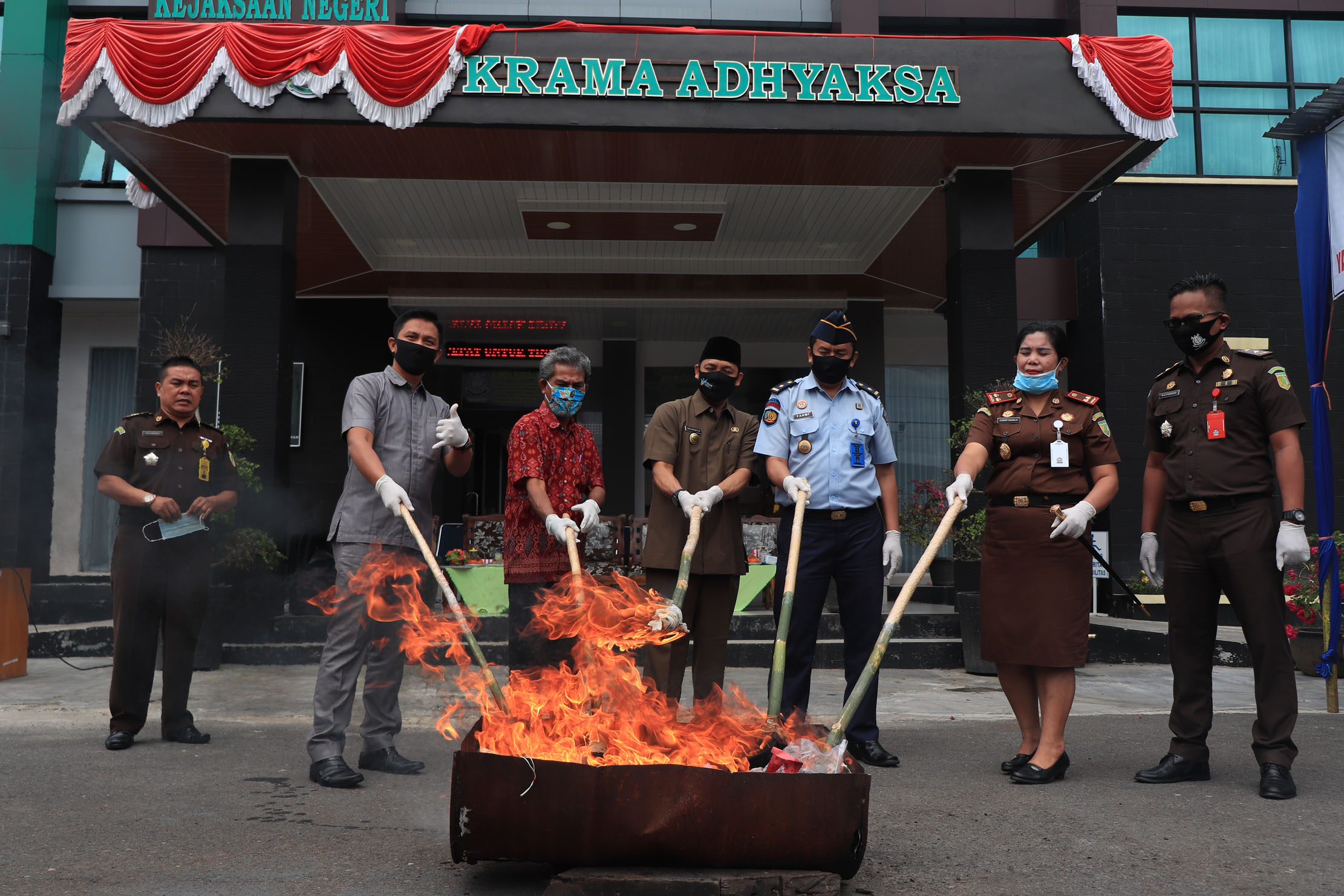 Kejari Rejang Lebong Musnahkan Barang Bukti