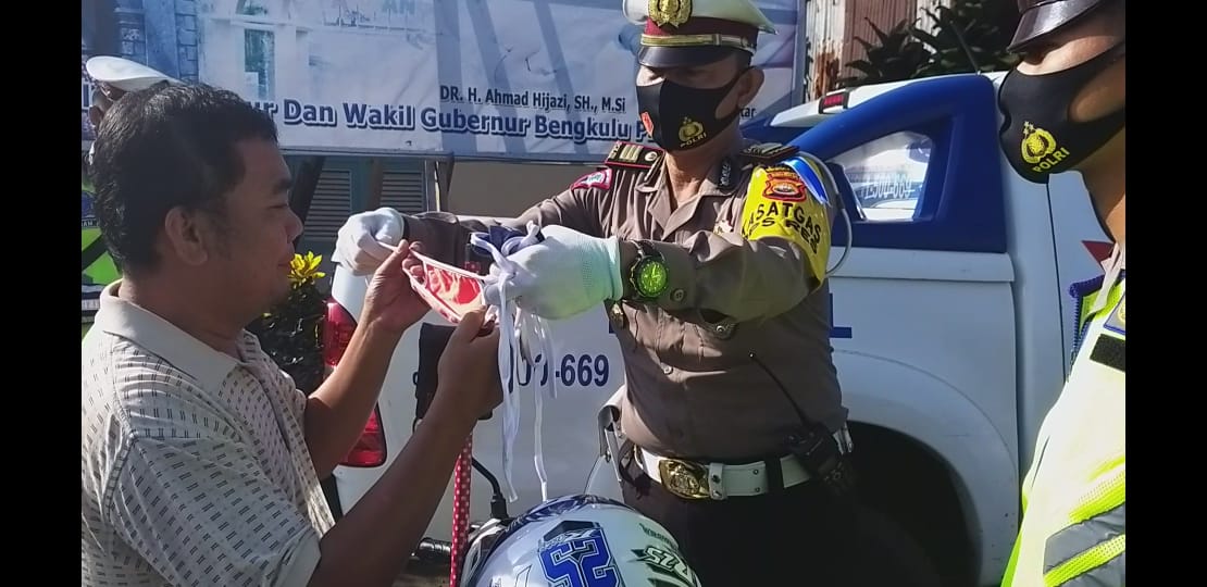 Pengendara Tak Pakai Masker Ditegur