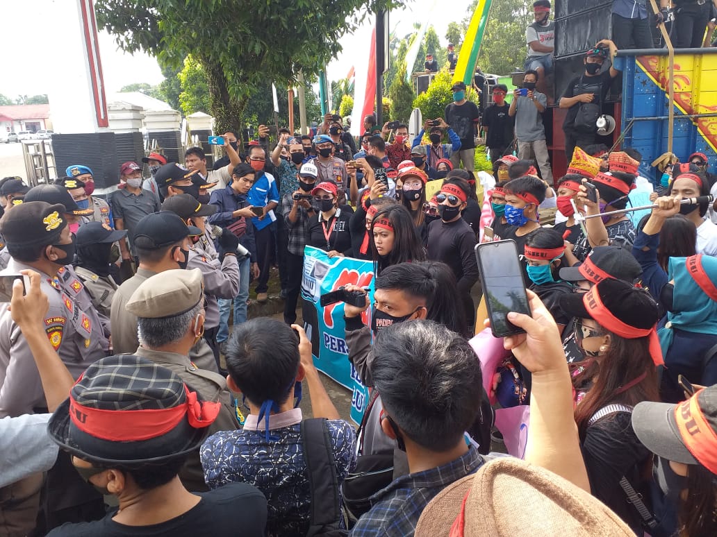 Tuntut Hiburan Seni Dibuka Kembali, Pekerja Seni di Bengkulu Utara Demo di Depan Kantor Pemda