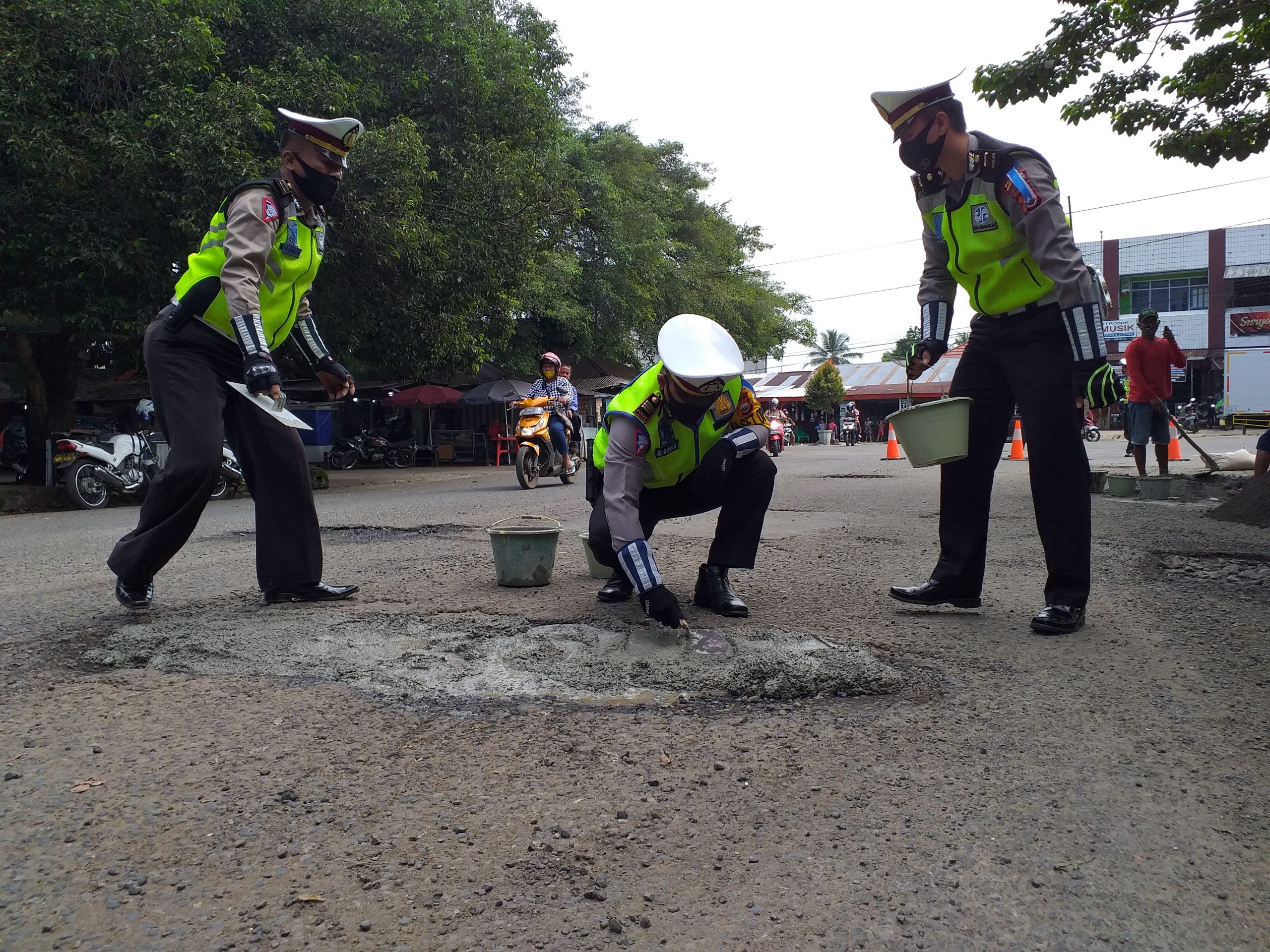 Satlantas Polres Bengkulu Utara  Tambal Jalan Berlubang