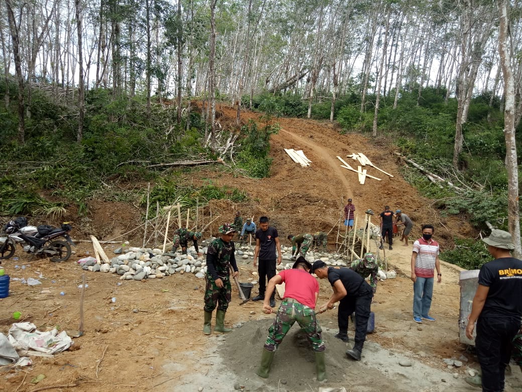 Pembukaan Jalan Desa Karang Tengah – Suka Makmur Melalui Program TMMD Capai 15 Persen