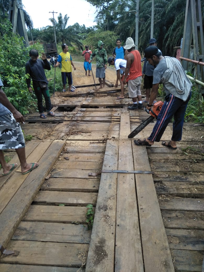 Warga Mukomuko Swadaya Ganti Lantai Jembatan