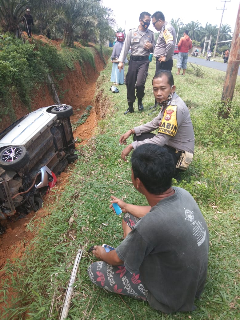 Kecelakaan di Desa Nanjungan, Diduga Sopir Ngantuk, Agya Masuk Siring